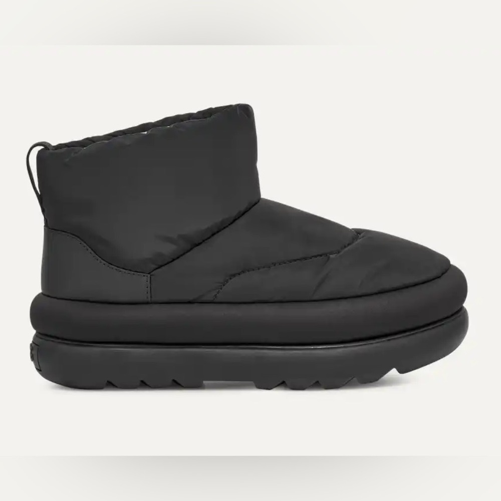 UGG Women's Classic Maxi Mini Winter Boots size 7, perfect condition